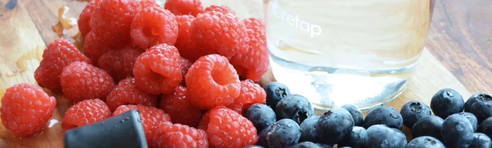 Czym jest woda alkaliczna? Zalety jej picia