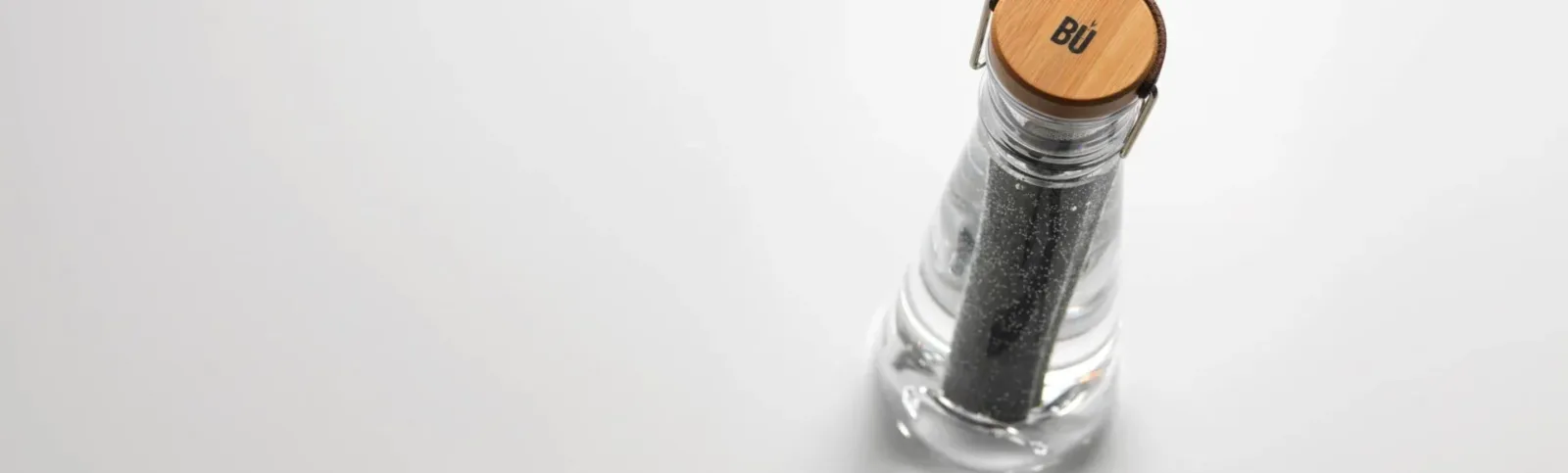 Jak działa butelka filtrująca? Czy warto z niej korzystać?