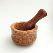 Moździerz i tłuczek z naturalnego drewna kokosowego